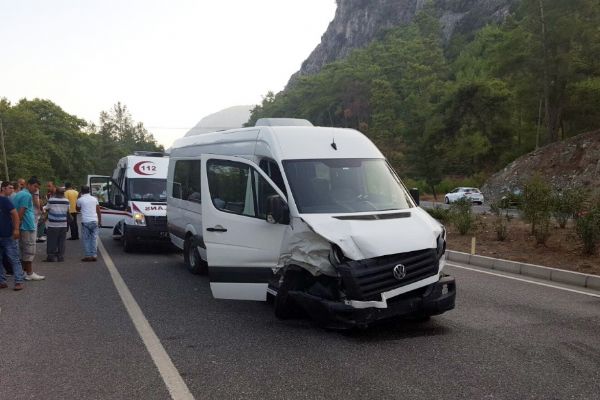 Marmaris'te minibüs ile otomobil çarpıştı: 10 kişi yaralandı