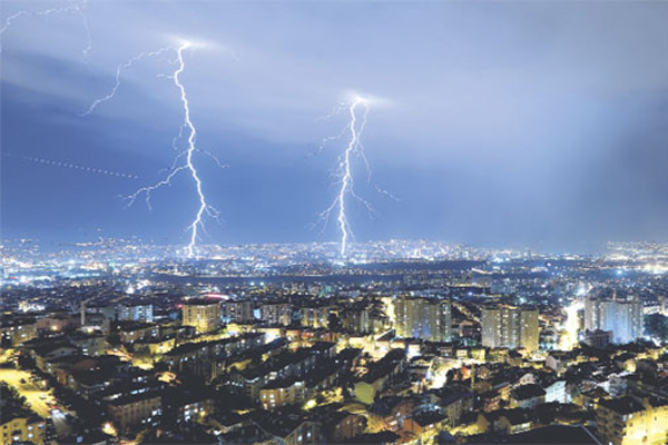 Ankara'ya yıldırım düştü
