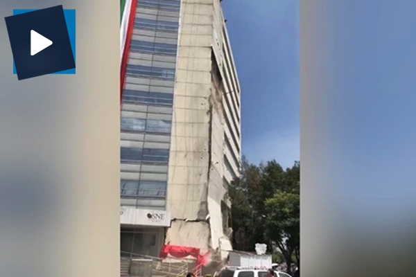 Depremde binanın duvarı uçtu