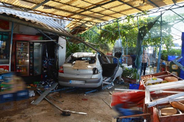 Muğla'da motosiklete ve öğrenciye çarpıp markete girdi