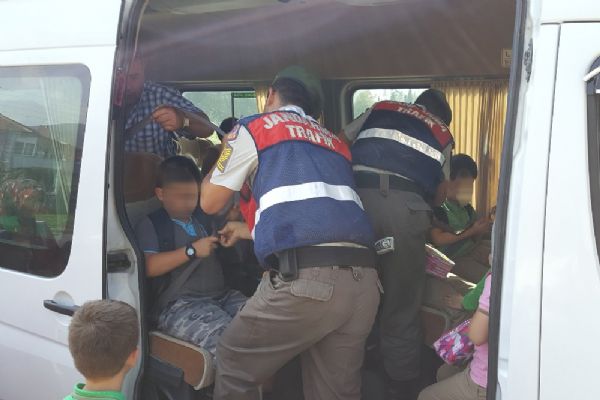 Düzce'de 17 kişilik servise 32 öğrenci bindirmiş