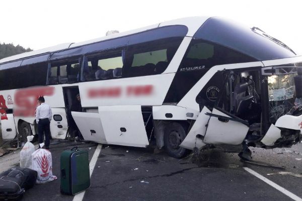 Uşak'ta yolcu otobüsü menfeze düştü: 13 yaralı