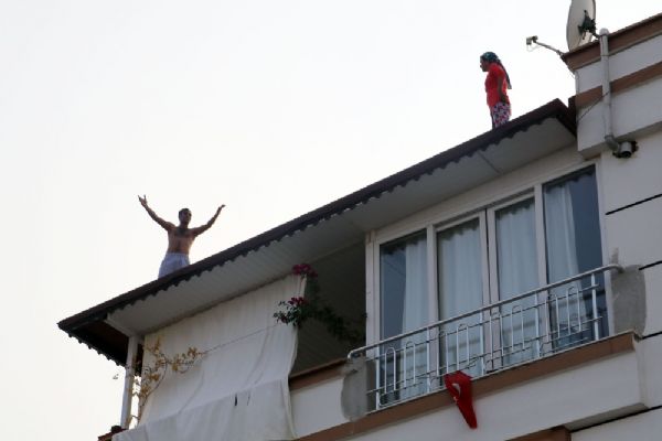 Antalya'da cezaevi firarisi polisleri görünce çatıya çıktı