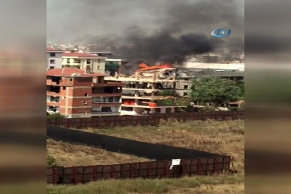 İstanbul'da 5 katlı binanın çatı katı alev alev yandı