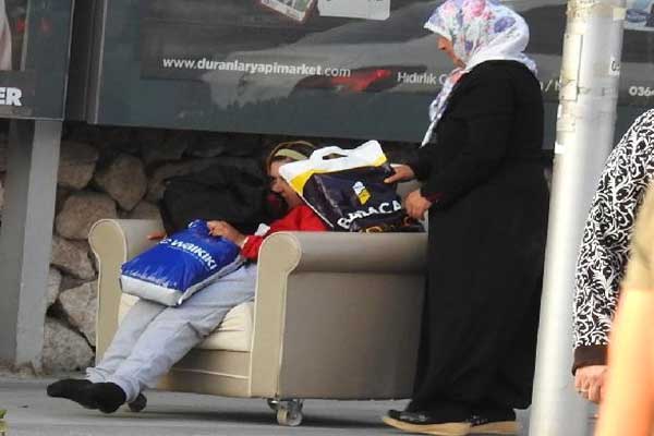 Engelli kızını koltukta gezdiriyor