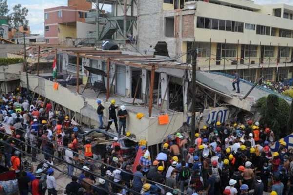 Meksika'daki depremde öğrenciler enkaz altında kaldı!
