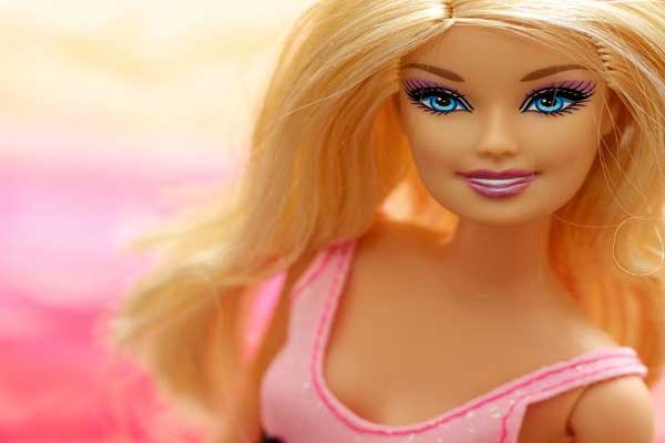 Binlerce Barbie bebek kapıda kaldı