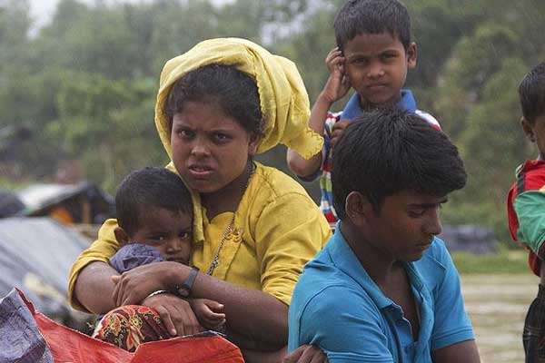 Budistler Arakanlılara yardım götüren gemiye saldırdı