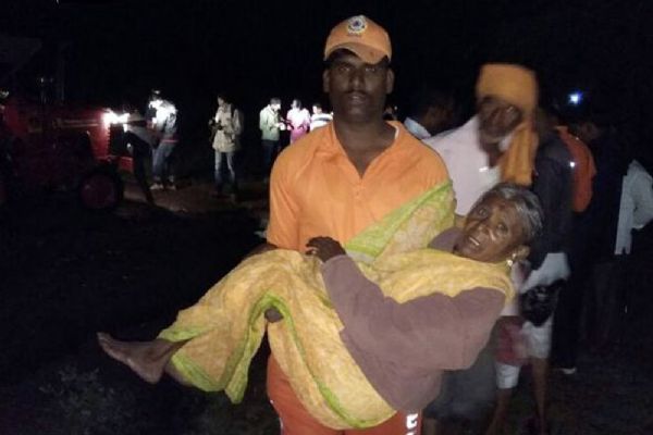 Hindistan'da yağmur nedeniyle baraj çöktü: 35 kişi mahsur kaldı