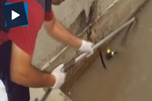 İnşaatta biriken suyun içinde mahsur kalan köpeğin kurtarılma anı kamerada