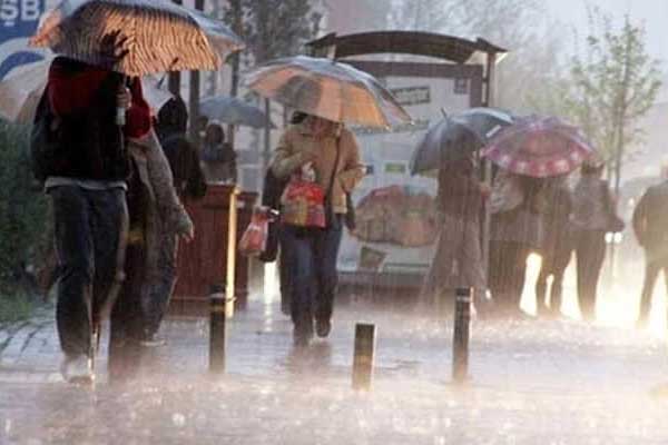 İstanbul'a beklenen yağış başladı!