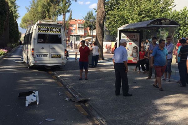 Milas'ta öğrenci servisi ile otomobil çarpıştı: 1 kişi yaralandı