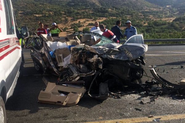 Elazığ'da korkunç kaza: 3 ölü, 1 yaralı