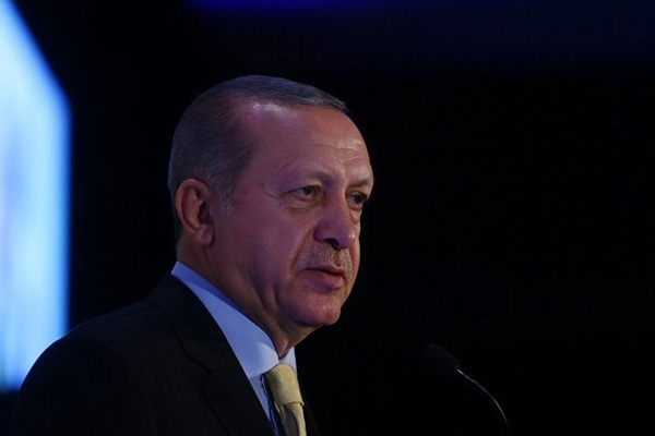 Erdoğan'ın konuşması iki kere kesildi!