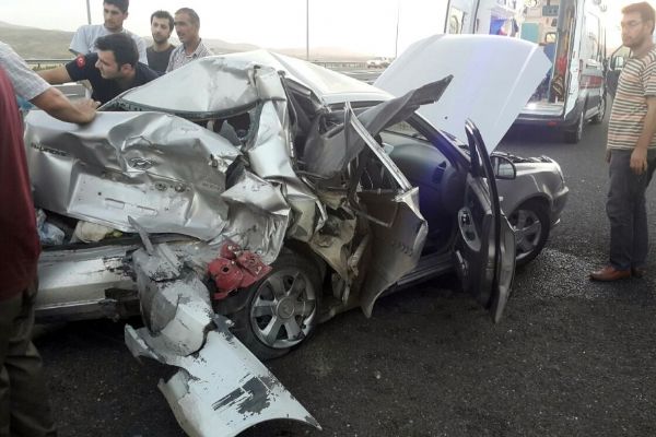 Niğde'de tırın çarptığı otomobil hurdaya döndü: 1 ölü, 4 yaralı