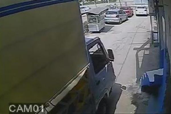 Adana'da çilingir çağırıp, hamal tutarak depoyu soydular