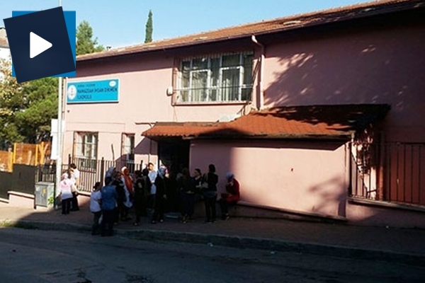 Sınıfta dehşet! Öğrenci velisi, öğrencilerin gözü önünde...