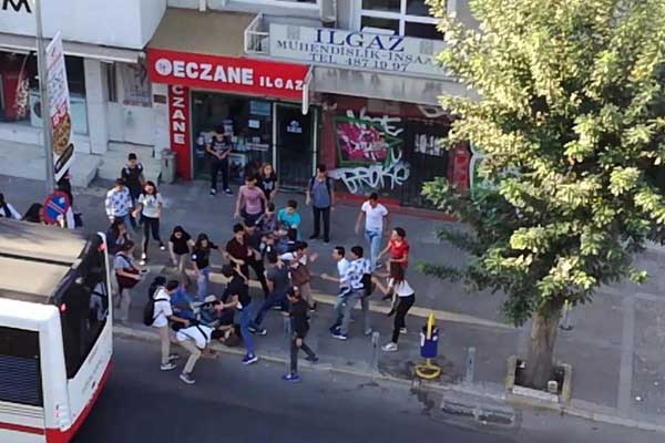İzmir'de liseli gruplar arasında kavga