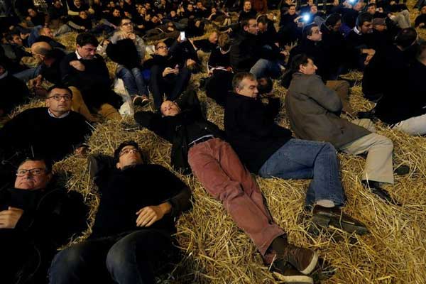 Macron'a samanlarla tepki