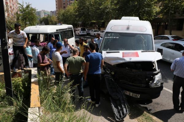 Diyarbakır'da okul servisi ile yolcu minibüsü çarpıştı: 3'ü öğrenci 7 yaralı