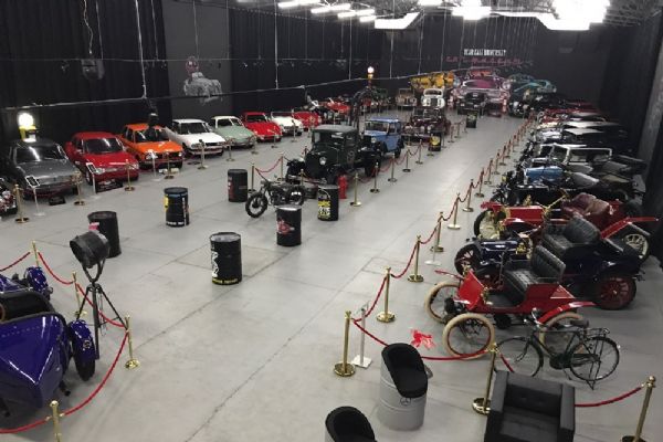 Kuzey Kıbrıs Türk Cumhuriyetin'deki klasik araba müzesi geçmişe ayna tutuyor