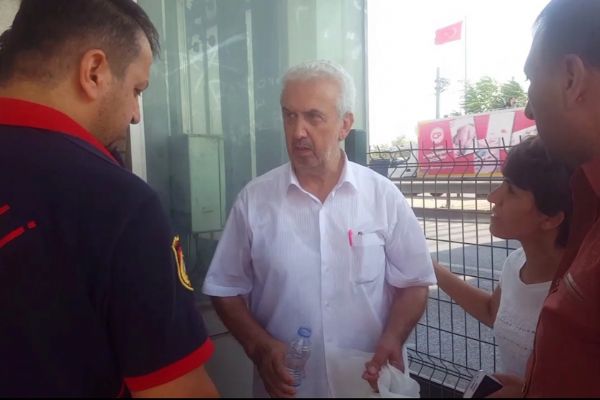 Kocaeli'de köprü asansöründe mahsur kalan yaşlı adam kurtarıldı