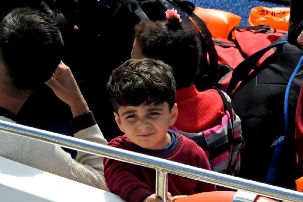 Çeşme'de ölüme yolculuğa çıkan 28 Suriyeli göçmen yakalandı