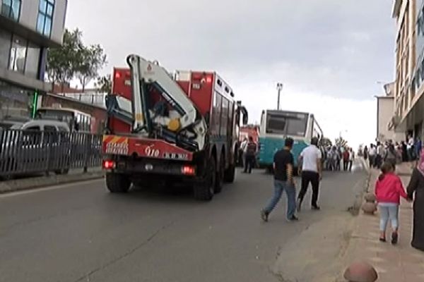 Halk otobüsü bariyerlere çarptı: 4 kişi yaralandı