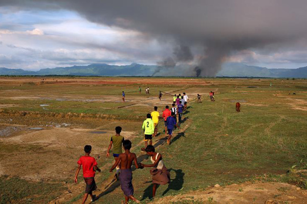 Arakan'da Müslüman köyleri yağmalanıyor
