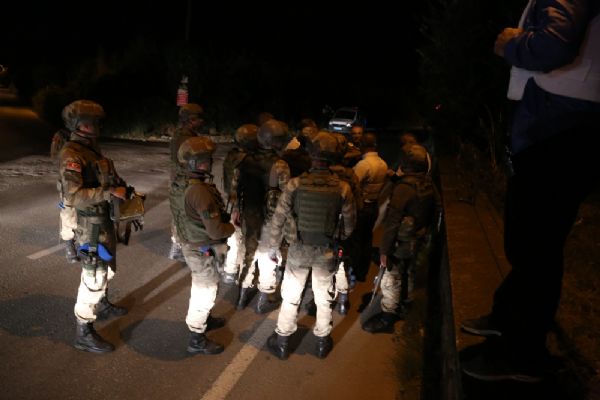 Bursa'da hırsız 2 polisi pompalıyla yaraladı