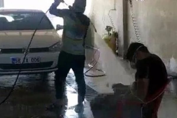 Sivas’ta işçiye tazyikli suyla işkence! Utanmadan paylaştı