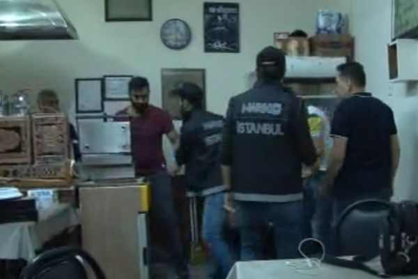 İstanbul'da çay bardaklarından esrar çıktı