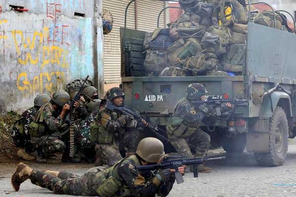 Filipinler'de asker, o köprüyü geri aldı