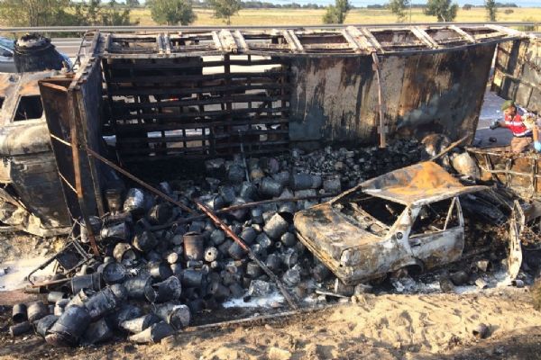 Bursa-İzmir yolunda tiner yüklü kamyon otomobile çarptı: 2 kişi yanarak can verdi