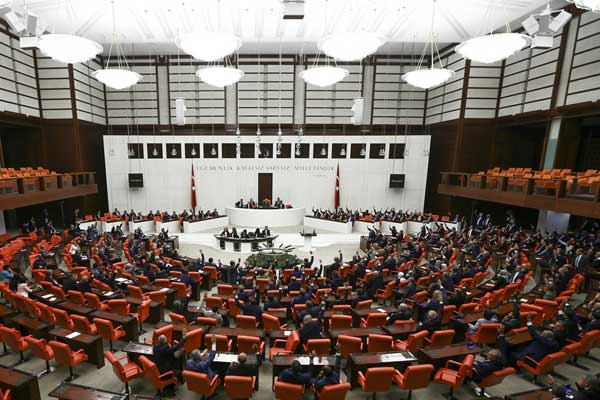 Irak ve Suriye tezkeresi Meclis’ten geçti