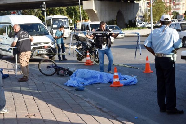 Antalya'da kamyonun çarptığı bisikletli hayatını kaybetti
