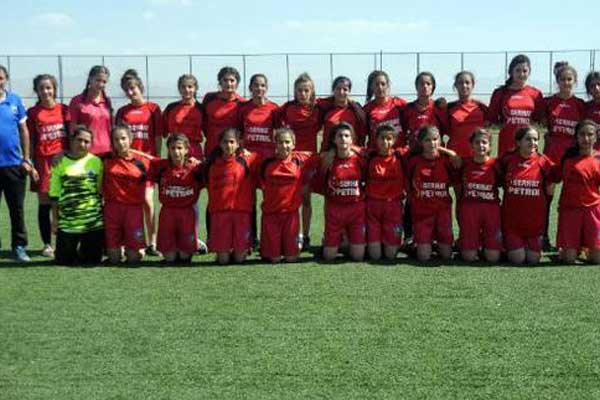 Yüksekova'nın ilk kadın futbol takımı kuruldu