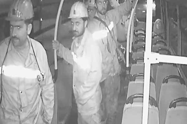 Madenciler 'koltuklar kirlenmesin' diye oturmadı!