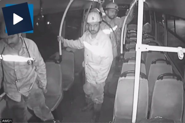 İşten çıkan madenciler koltuklar kirlenmesin diye ayakta seyahat etti