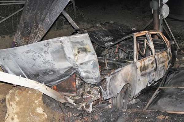 Alev alan otomobilden sürücü sağ çıktı