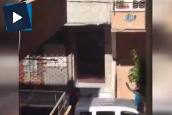 Uyuşturucu satıcısının polisle çatışma anı kameraya böyle yansıdı