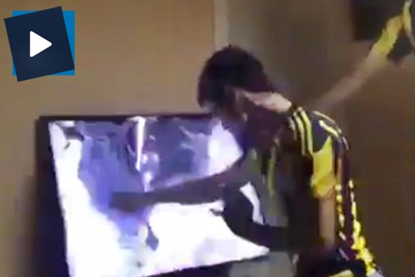 Ozan'a sinirlenen taraftar televizyonu parçaladı