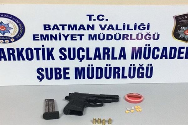 Batman'da meşrubat dolabına zulalanmış uyuşturucu hap ele geçirildi