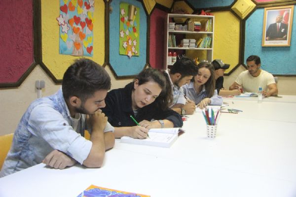 Bursa'da gönüllü gençlerden örnek hizmet