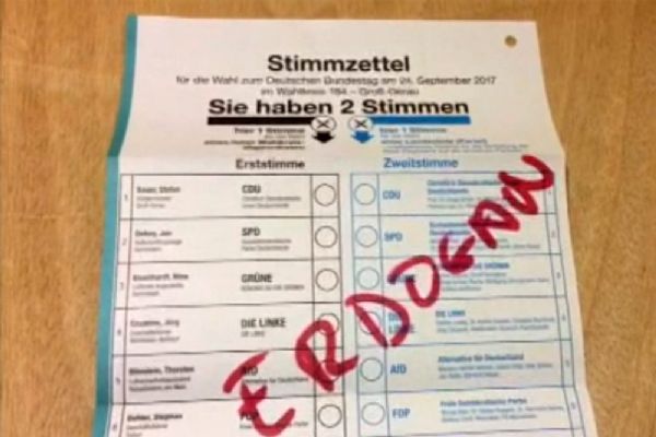 Almanya'da seçim pusulasına 'Erdoğan' yazarak tepki gösterdi