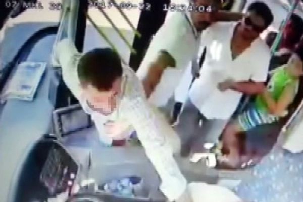 Antalya'da hareket halindeki otobüsün şoförüne saldırdı