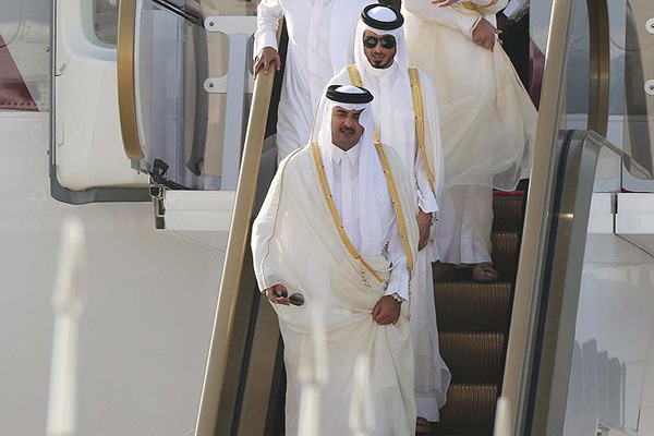 Katar Emiri'ne Doha'da coşkulu karşılama