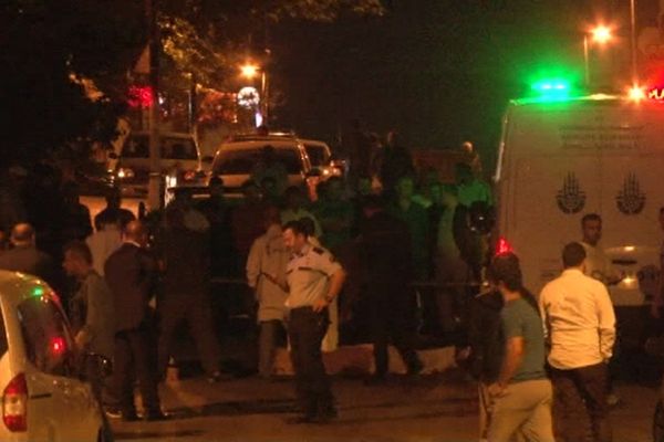 İstanbul'da ailesiyle yolun karşısına geçmek isteyen kadına araba çarptı: 1 ölü