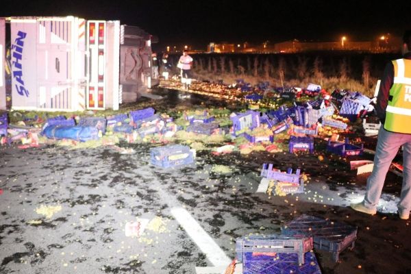 Aksaray'da meyve yüklü kamyon devrildi: 1 ölü