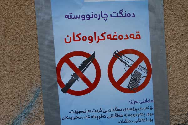 IKBY'de 'bıçak ve silah ile girilemez' afişleri